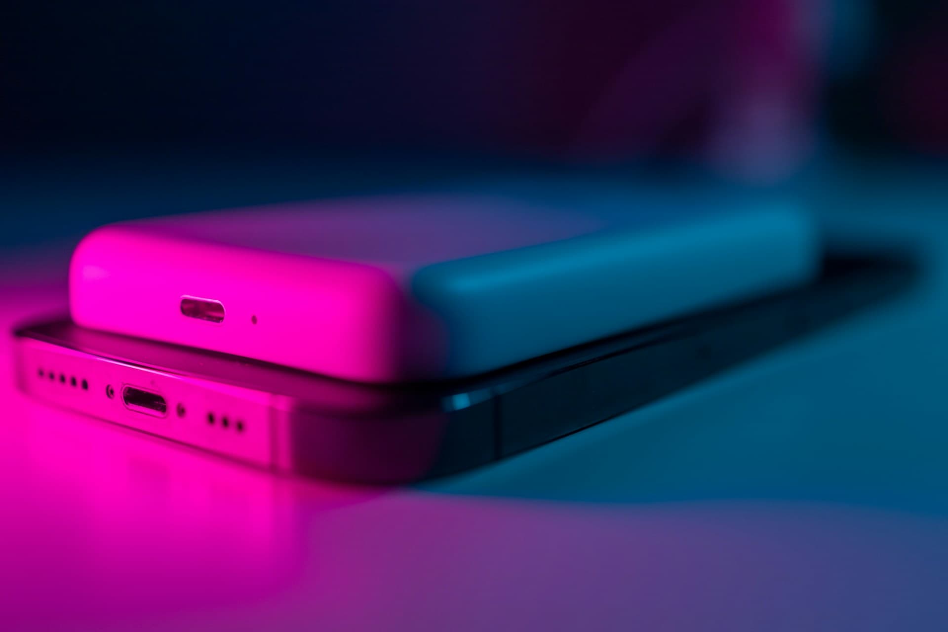 Power bank cover image for flight rules guide comparing 20000mAh and 30000mAh batteries
